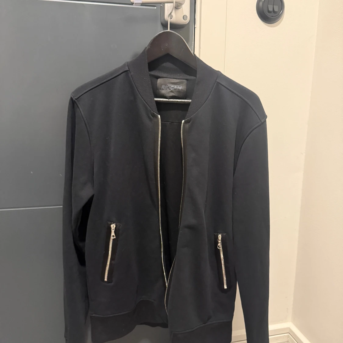 Svart bomberjacka limitato