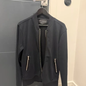 Svart bomberjacka limitato - Unik bomberjacka från limitato som är ett eftertraktat märke. Jackan är som i nyskick och köptes in för 8000 kr.