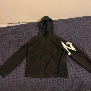 Moncler jacka - En regnjacka och vind jacka från moncler inga skador helt perfekt 