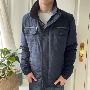 J.Lindberg fieldjacka / jacka  - J.Lindberg fieldjacka / jacka i storlek Xl / passar L/M.  Modellen är 180cm 75 kg. Inga defekter. Väldigt bra jakca, funkar bra för nu i vinter. 