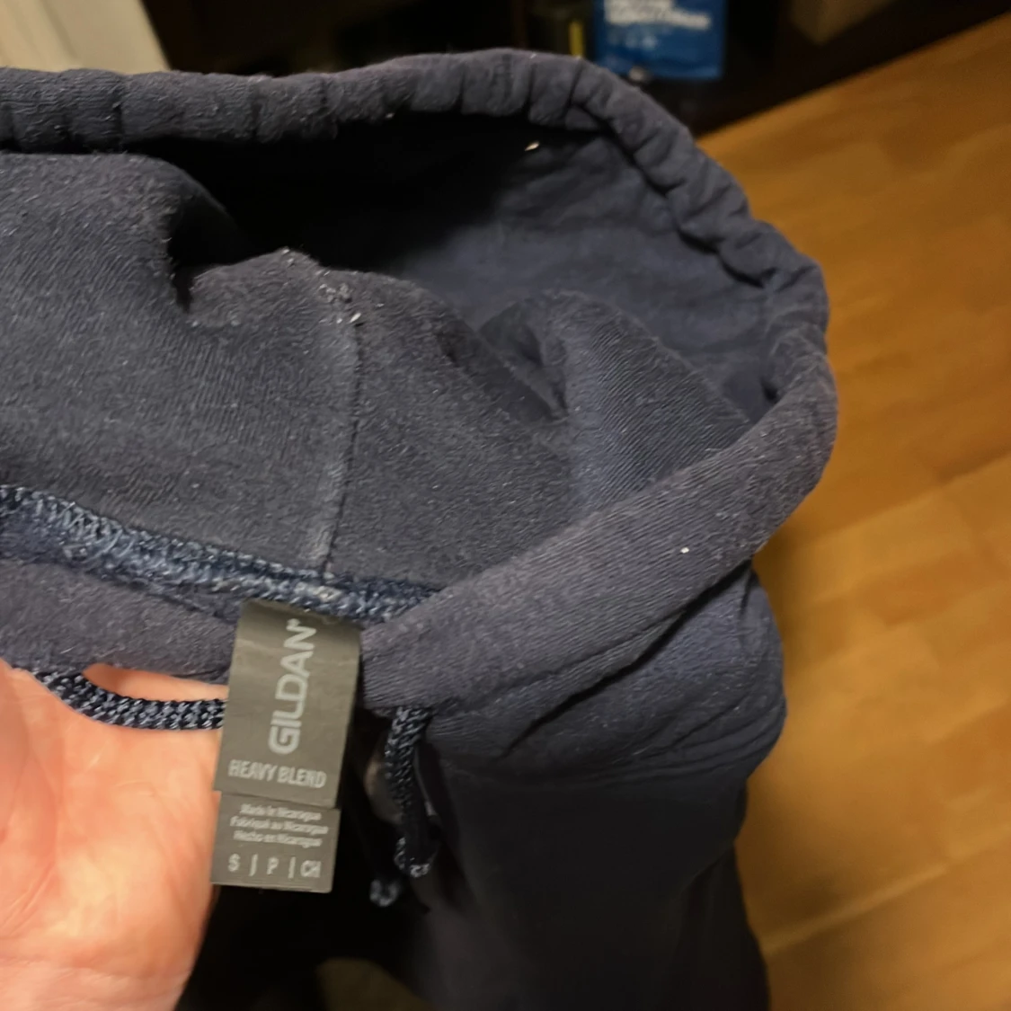 Mörkblå hoodie med stjärntryck Gildan - 2