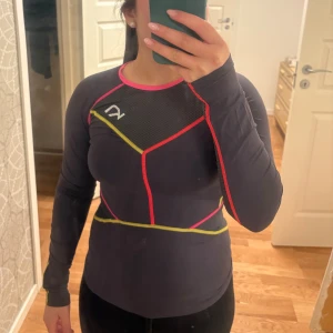 Kari Traa träningströja i grå, rosa & gul - Sportig långärmad träningströja från Kari Traa i grå med rosa och gula sömmar samt rund halsringning. Tight passform och perfekt att träna i! Allt ska bort så accepterar alla rimliga bud🌸Djur och rökfritt hem. 