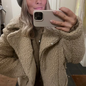 mysig teddyjacka  - supermysig teddyjacka åt det varmare hållet! perfekt till vintern🤍