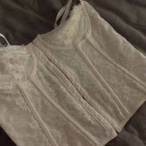 Vit spetskorsett med snörning - Vit korsett aldrig använd 