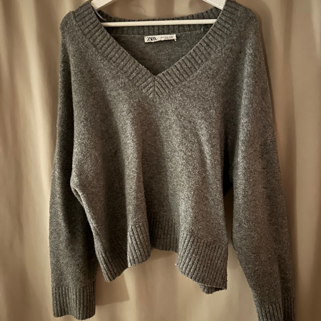 Grå stickad tröja med v-ringning Zara