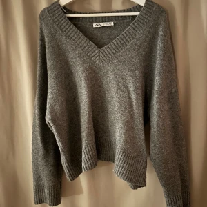 Grå stickad tröja med v-ringning Zara - Mysig grå stickad tröja från Zara💓