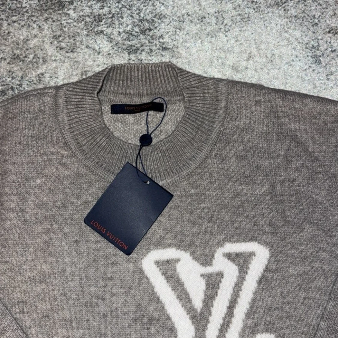 Grå stickad Louis Vuitton tröja - 1