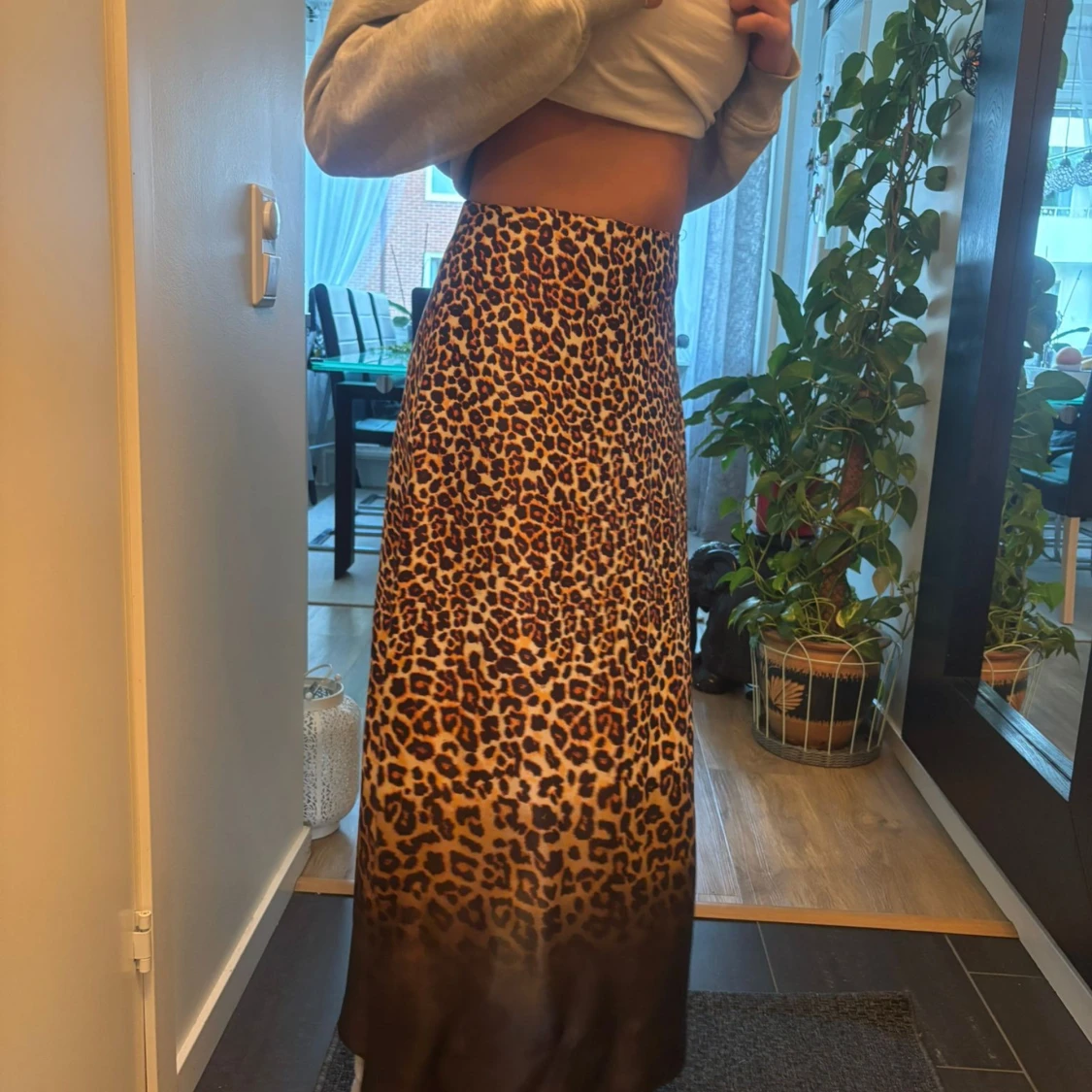 Leopardmönstrad långkjol i satin - 1