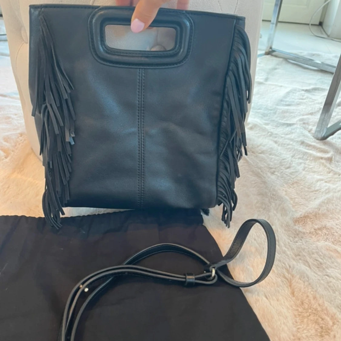 Svart handväska med fransar från Maje - 2