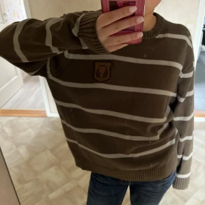 randig stickad tröja - sitter oversized på mig, skulle säga är allt mellan s-l