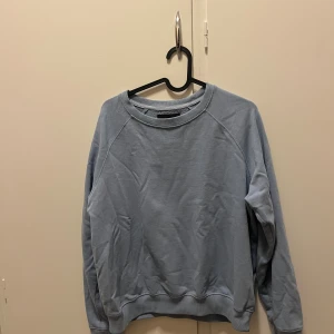 Ljusblå sweatshirt i bomull - En enkel och stilren ljusblå sweatshirt med rund hals och långa ärmar. 