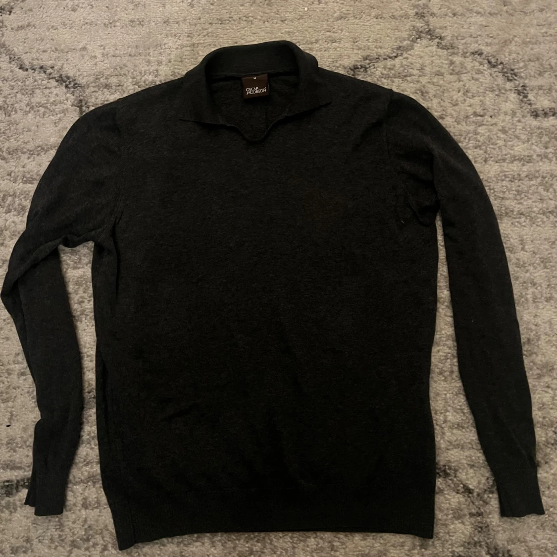 Svart polotröja från Oscar Jacobson