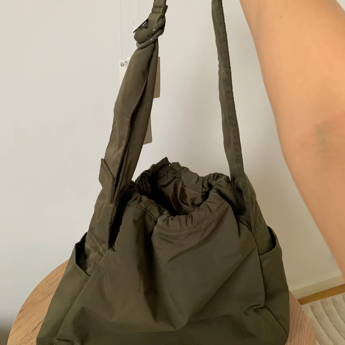 Helt ny Uniqlo olivgrön väska / Uniqlo soft puffy shoulder bag - 3