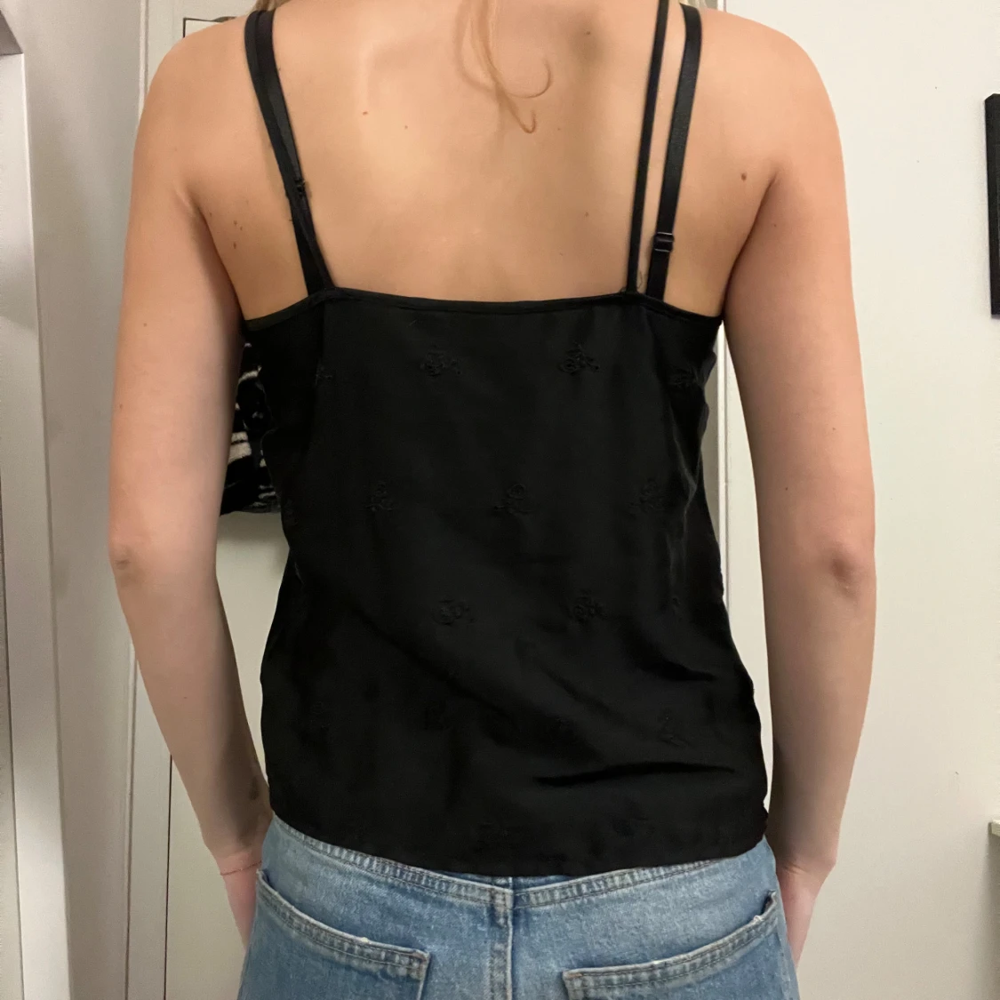 Svart linnetopp med spetsdetaljer - 2