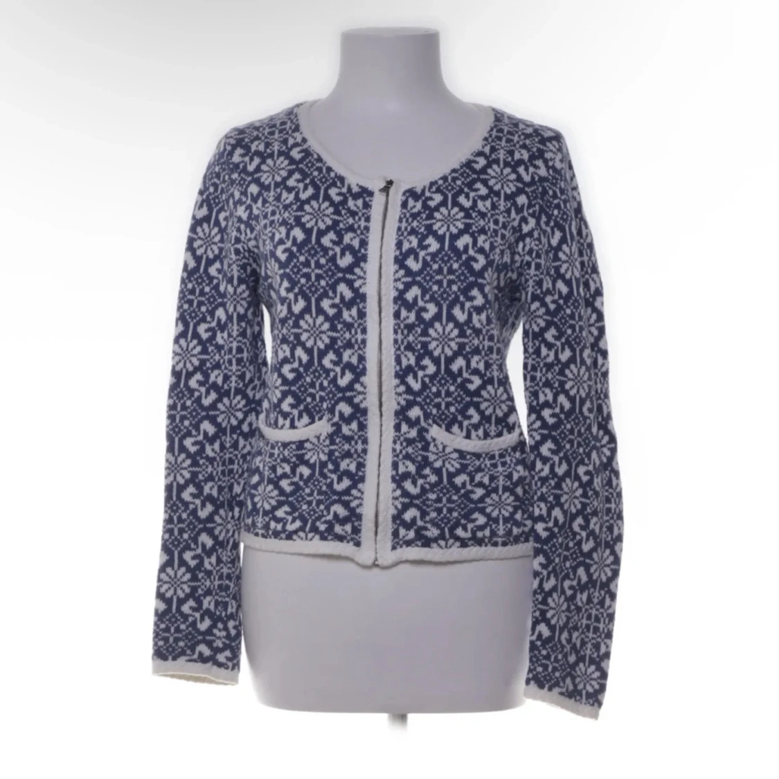 Blåvit stickad kofta från RoseBud