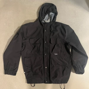 Stussy jacka  - Min favorit jacka som tyvärr blivit för liten. Riktigt fet o aldrig sett nån ha en sån här. Typ vindjacka eller lite lättare jacka. Köpte second hand o nu dax för nästa ägare. Hade lätt kostat 1000 kr minst nypris. Köp sker via ”köp nu” funktionen :) 