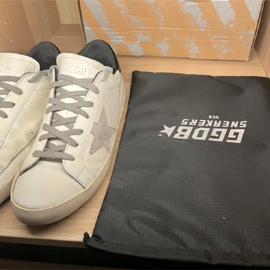 Vit sneaker från Golden Goose - 1