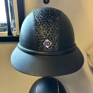 Charles owen sp8 ridhjälm 💕💕 - Nästan som ny, inga defekter, aldrig tappad i marken eller ramlat av, Linern tvättas innan köp!  Strl 57   Köpt för 5800 kr men säljs för endast 4150 kr Pris kan dock diskuteras och jag kan gå ner lite i pris