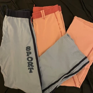 Byxor - De rosa kommer från H&M och har storlek 130-140 och de blåa har inget märke, men skulle säga att båda är i storlek xs. Kan säljas separat💕