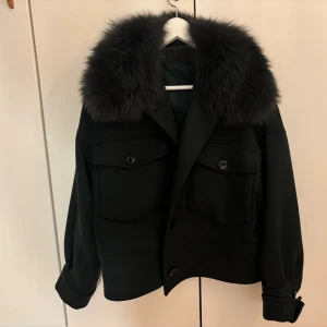 Mörkgrön Meotine kappa - Säljer en superfin meotine kappa i Mörkgrön! Använd förra hösten men kommer inte längre till användning. Storlek xs/s. Dm:a för fler bilder! (Äkta päls, pris kan diskuteras)💕💕