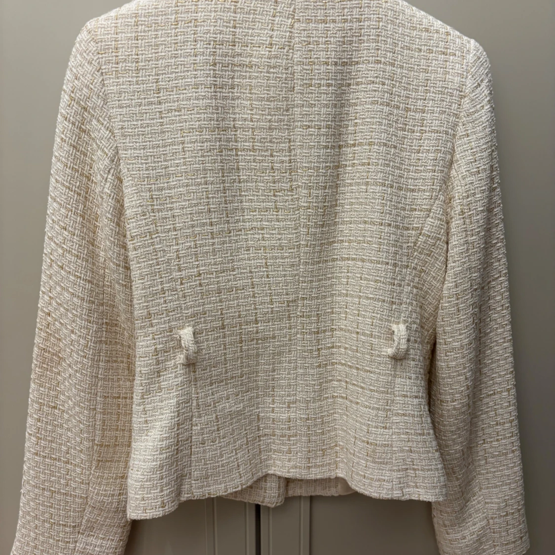 Off-whiite kavaj med guldknappar från Zara - 4