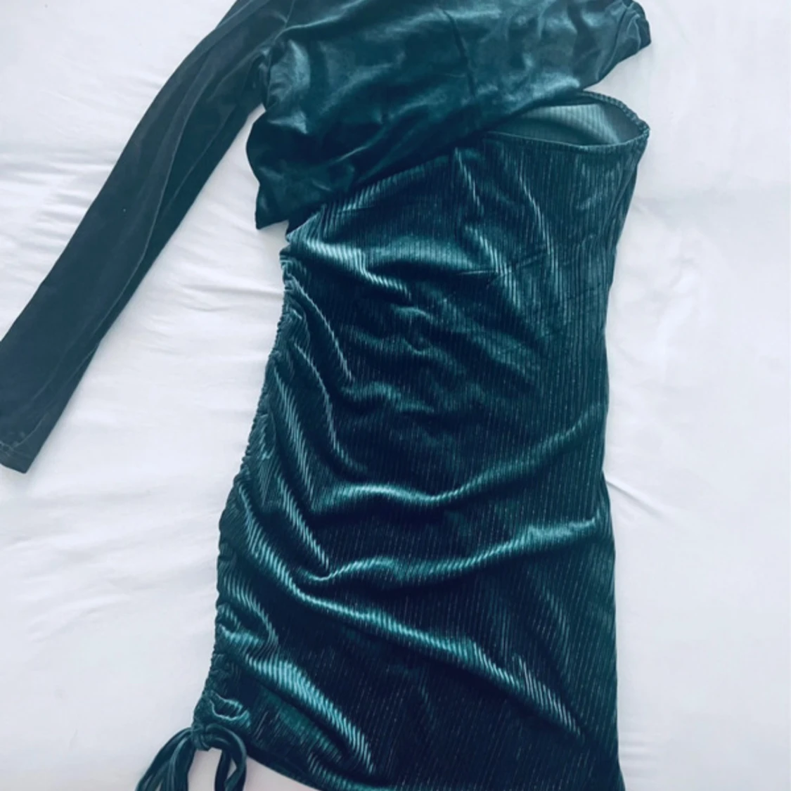 Grön asymmetrisk sammetsklänning - 1
