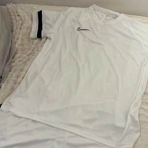 Vit Nike Dri-Fit träningsset  XXL - Vit Nike träningsset med svarta detaljer 