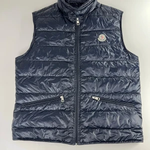 Moncler GUI väst (m) - Nypris 9500kr