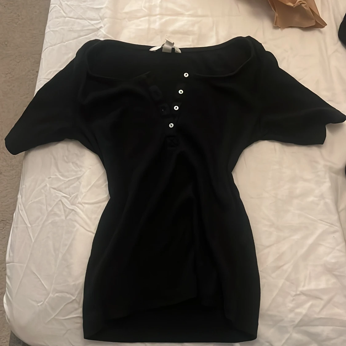 Svart ribbad topp från H&M med knappar 2000s elena gilbert