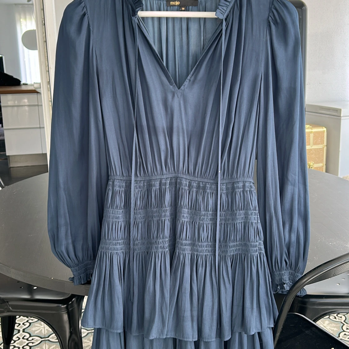 Marinblå volangklänning från Maje