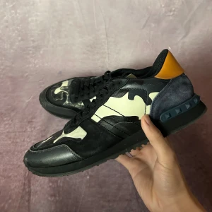 Valentino rockrunners - Mycket fint skick | Size 43 | fraktar moåom inom 24 timmar | för att köpa klicka ”köp nu” | vid frågor eller funderingar skriv en meddelande | följare får bättre rabatter🙌