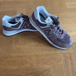 Bruna New Balance sneakers - Säljer ett par bruna sällsynda new balance skor i modell 574 storlek 11 US 45EU, de är ganska små i strl och passar mig som i vanliga fall har strl 43 på skor. Använda endast 4-5ggr 