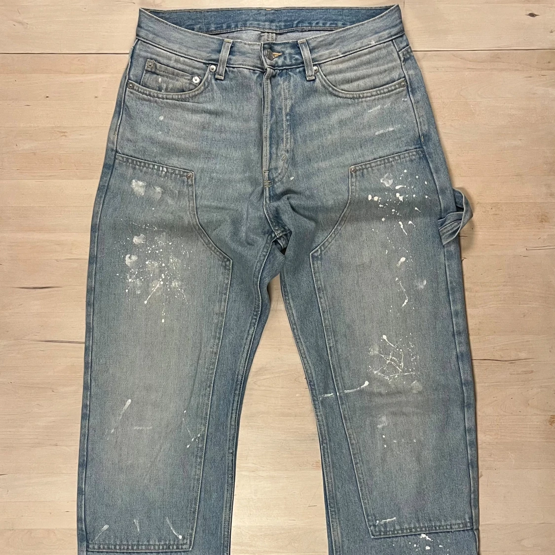 Blå carpenter jeans med färgstänk från Weekday - 1