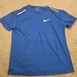 Nike joggingtröja - Använd sällan. Storlek L men rätt liten i storlek så passar snarare stor S och M.