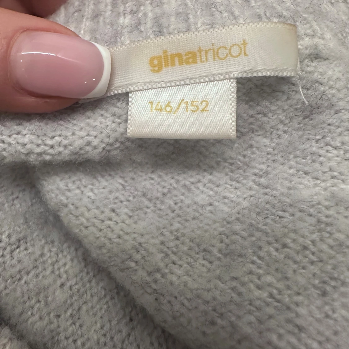 Ljusgrå stickad tröja med rund hals - 2