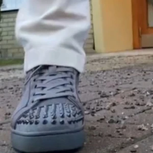 Loubotines - Hej, Säljer ett par As feta loubs Med Grå velvet och spikar på! :) man får med Kortet, Låda. Och sen En påse Om det önskas.