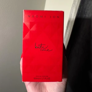 Naomi Jon parfym  - Bite Me (50ml) med orange, teak wood, praline, jasmine, amber och musk. Cruelty free och mikroplastikfri formula. Endast testad.