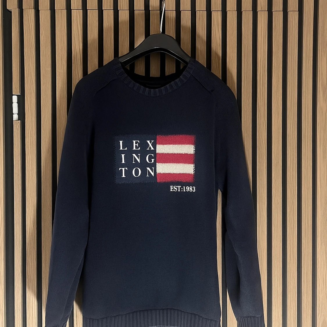 Mörkblå stickad tröja från Lexington