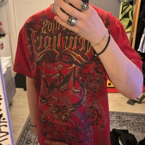 Affliction type t shirt  - Fett najs t shirt i storlek xl 