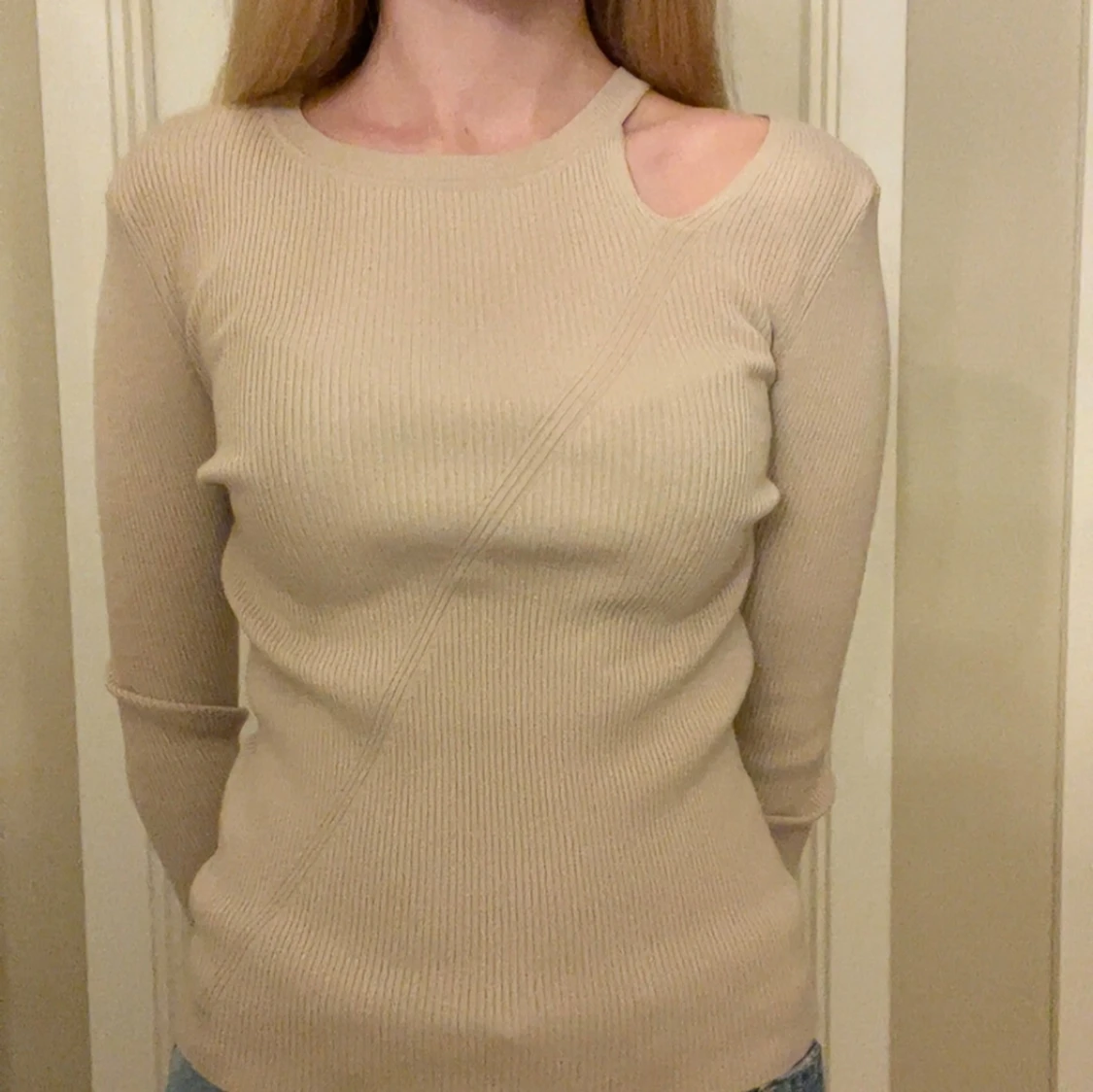 Beige ribbad tröja med cut out-detalj