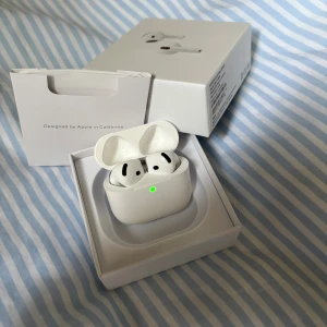 AirPods 4 Anc - Säljer ett par Apple AirPods 4 ANC i mycket fint skick, komplett med originalförpackning och tillbehör, kvitto följer även med. Trådlösa hörlurar med aktiv brusreducering och laddningsetui. Inga synliga repor eller skador, fungerar utmärkt.