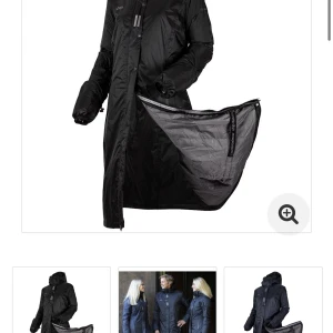 Svart lång dunjacka från Uhip - Säljer min svarta långa regnjacka från Uhip storlek 38. Fint skicka kan tvättas innan jag skickar. Modellen heter Regular Sport.💕