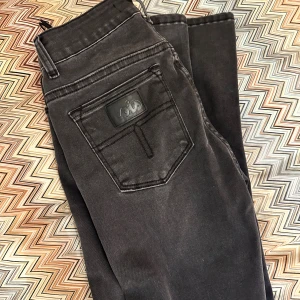 Svarta Lois jeans❣️ - Ny utan prislapp! Storlek 25/30!