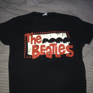 Jack and Jones Beatles tröja - Väldigt snygg Beatleströja,  från Jack and Jones använd fåtal gånger. I väldigt bra skick. 