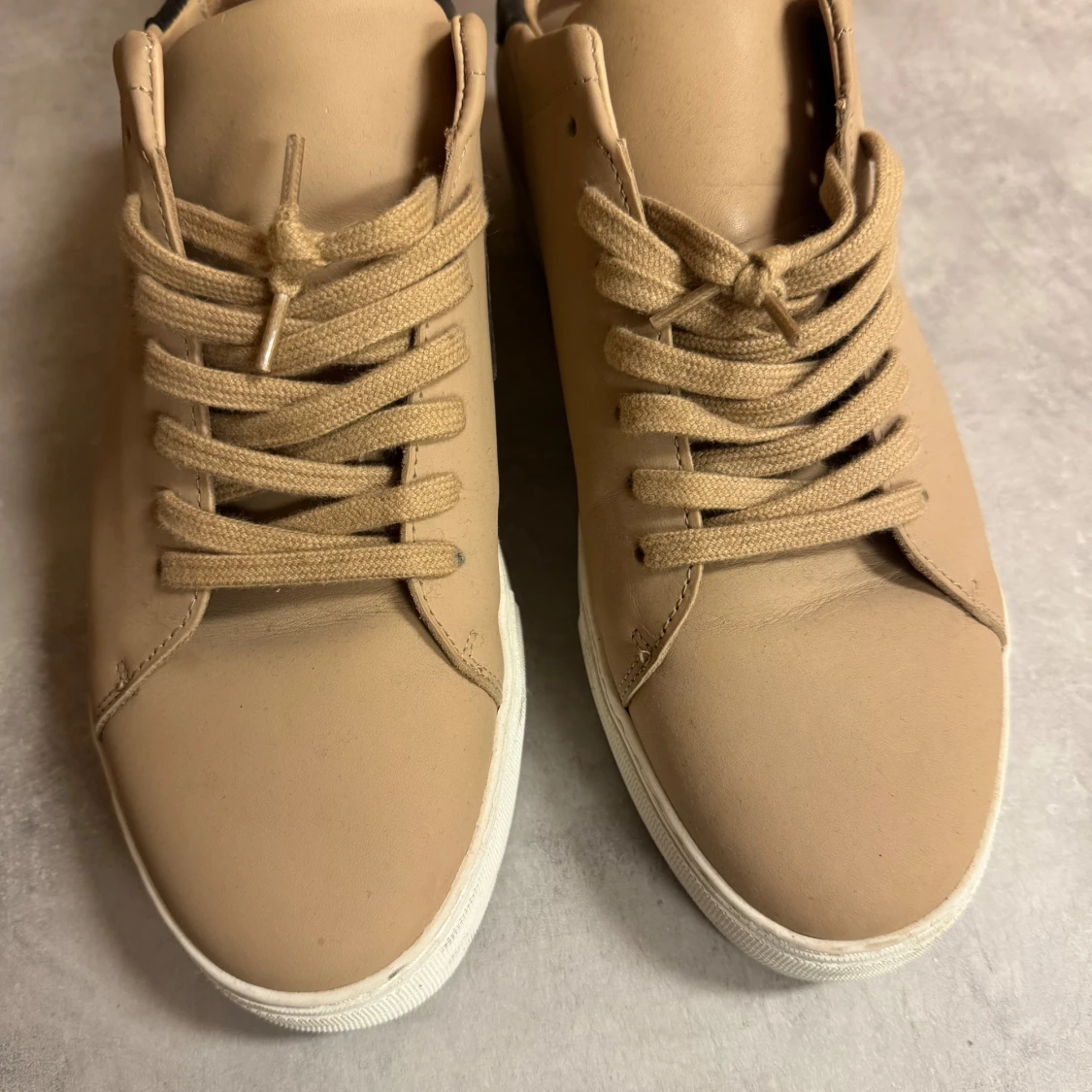 Beige sneakers från Axel Arigato - 3