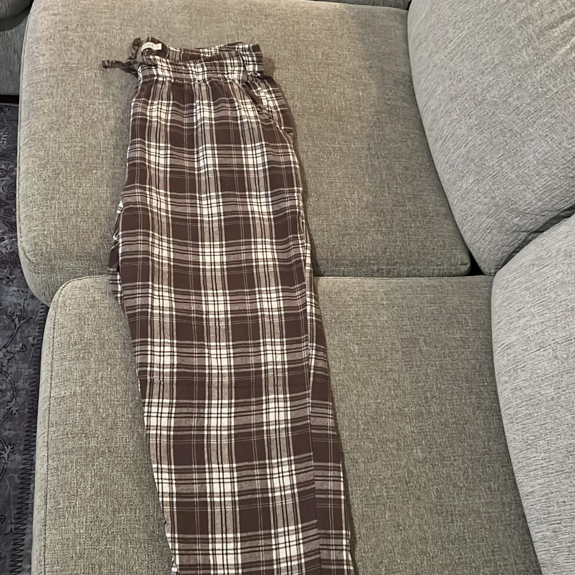 Bruna rutiga pyjamasbyxor med snörning