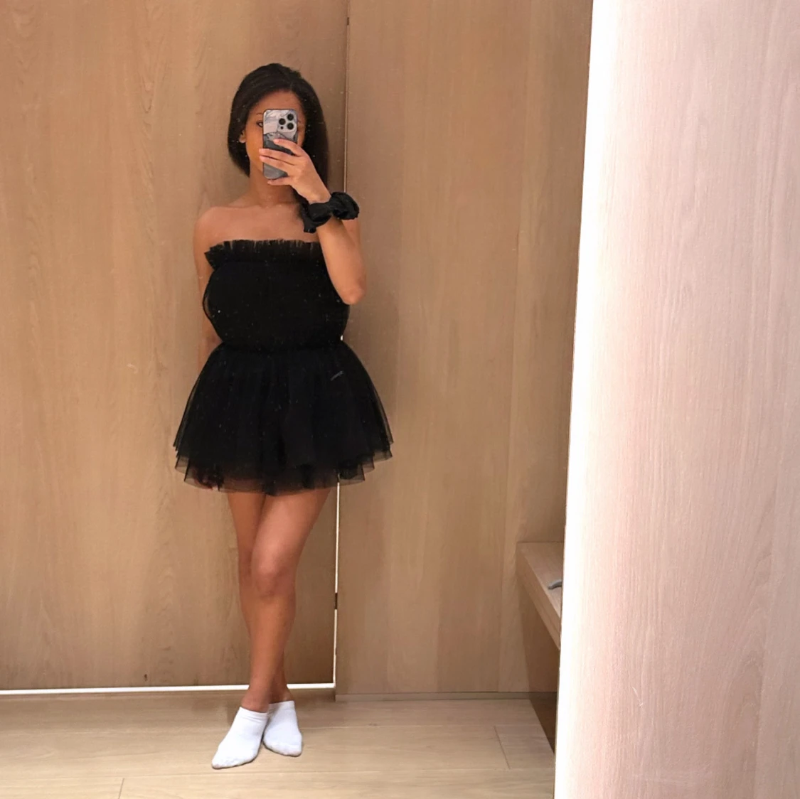 Svart axelbandslös tyllklänning