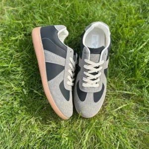 Maison Margiela sneakers grå och svart - Tja säljer nu ett par snygga svarta sneakers med gråa mocka detaljer och en ljusbrun gummi sula. Enkla att matcha och ger en stilren vardagslook. Skorna är storlek 44 men passar mer som 43. Tveka inte att skriva vid frågor eller för fler bilder, kan tänka mig att gå ner i pris vid smidig affär. Cheap for a reason.