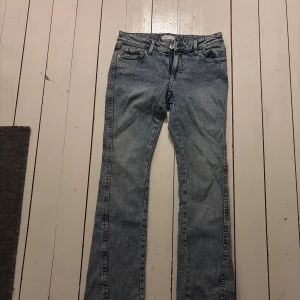 Blå bootcut jeans med broderade fickor - Snygga ljusblå jeans från gina med klassisk bootcut-passform. Jeansen har broderade detaljer på bakfickorna, fem fickor och bälteshällor. Tillverkade i slitstarkt denim med en skön känsla och normal midja.