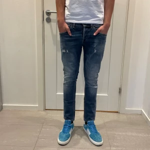 Dondup George Jeans - Säljer nu dessa Dondup George Jeans med super snygga slitningar och tvätt i designen, skriv för fler bilde/frågor🙌🏼